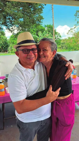 Professor Sinésio abraçando apoiador em visita comunitária