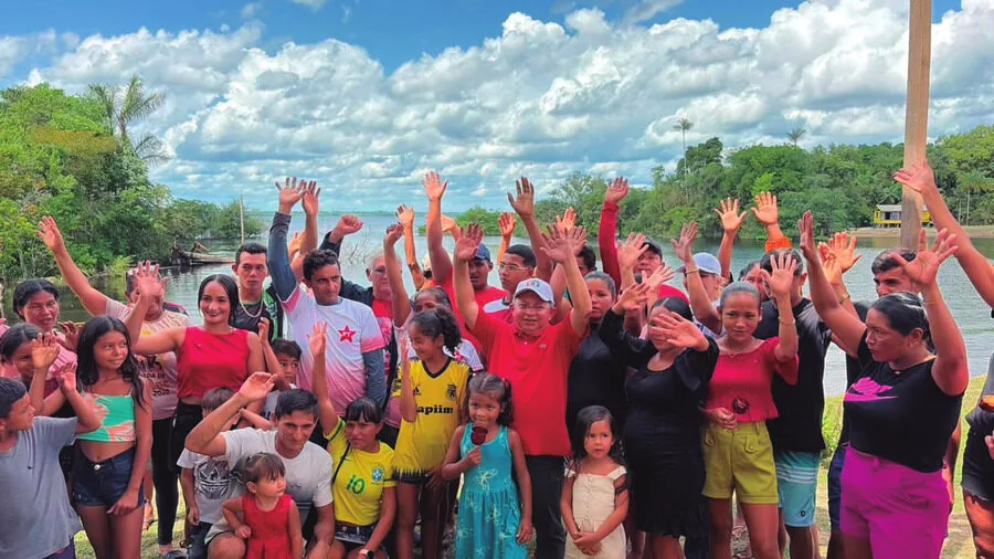 Mãos dadas com moradores durante encontro comunitário