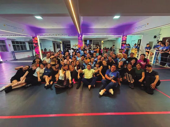 Turma de esporte reunida em projeto comunitário